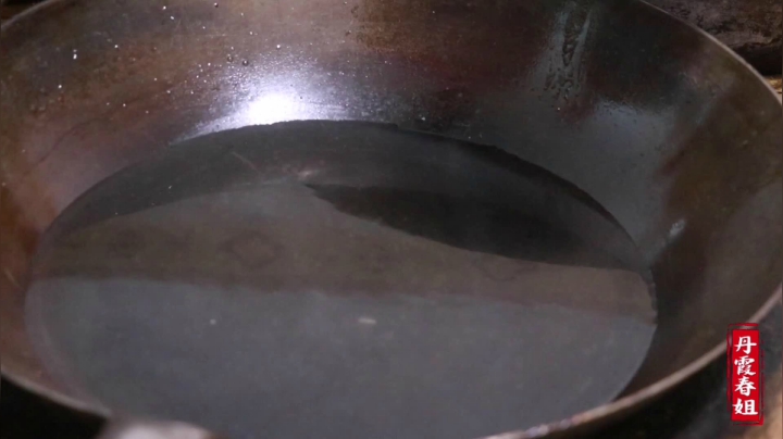 《漂亮娘们儿美食记》326_春姐1分钟教会你家常版蒜蓉油麦菜的做法，色泽翠绿，蒜香四溢