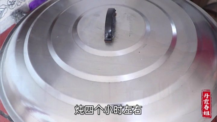 《漂亮娘们儿美食记》38_弟弟买块“带骨头的肉”春姐做清炖牛脊骨，牛肉汤煮空心面，真香