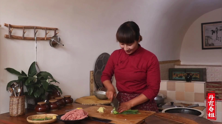 《漂亮娘们儿美食记》257_春姐在家做猪肉馅饼，咬一口满嘴香，弟弟吃的停不下来，要清盘了