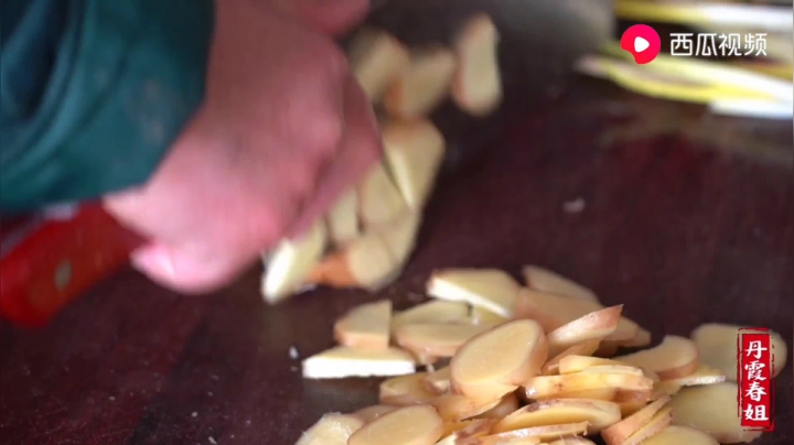 《漂亮娘们儿美食记》313_农村过年杀猪，2头300斤的肥猪，50人一起帮忙，一锅杀猪菜吃美了