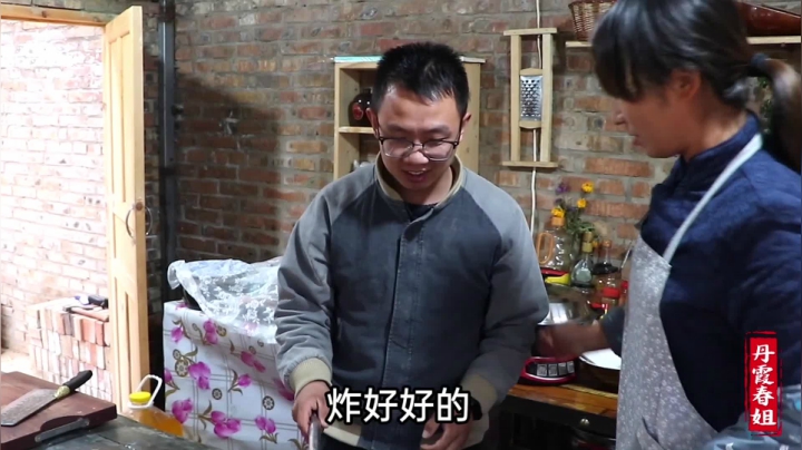 《漂亮娘们儿美食记》100_春姐买条草鱼做红烧鱼，3个人围着桌子吃得连渣都不剩，吃过瘾了