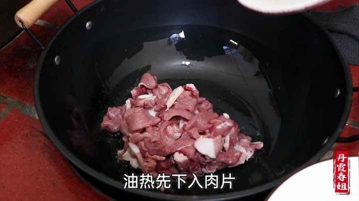 《漂亮娘们儿美食记》45_零下25的天气里春姐冻了些豆腐，配上猪肉白菜一锅烩，太美味了
