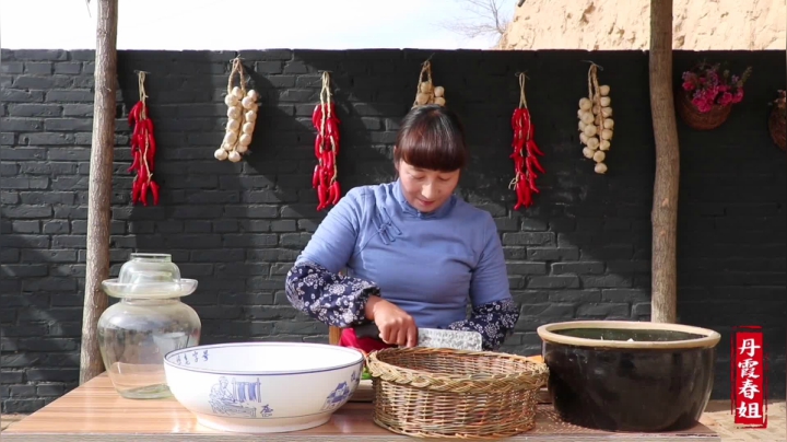 《漂亮娘们儿美食记》273_春姐教你泡莲花白，这样做泡菜不起毛放不坏，香辣爽脆，超下饭