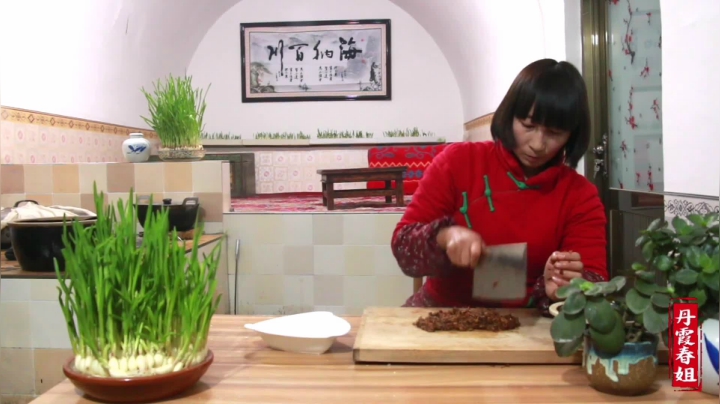 《漂亮娘们儿美食记》308_陕北传统美食年糕，春姐做了4大盘，磊哥1人吃了2盘，还要吃