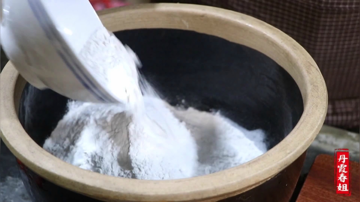 《漂亮娘们儿美食记》179_朋友寄羊肉，春姐做荞麦刀削面，汤鲜肉烂，弟弟吃了直夸人间美味