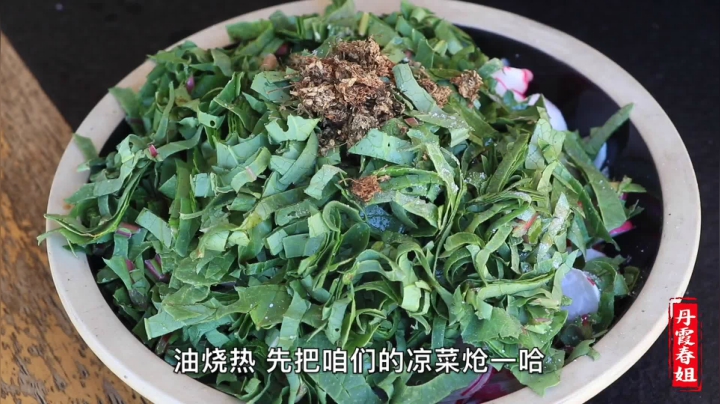 《漂亮娘们儿美食记》236_春姐做荞面，配上猪肉臊子，磊哥3口一碗，3碗不放手，看饿了