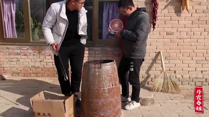 《漂亮娘们儿美食记》73_春姐做大缸烤鸡，比奥尔良烤鸡还好吃，还没出炉，弟弟就等不急了