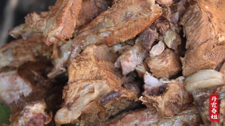 《漂亮娘们儿美食记》239_春姐做手抓排骨招待朋友，大家划拳喝酒啃排骨，即兴唱酒曲真痛快