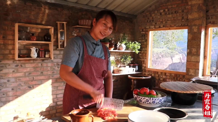 《漂亮娘们儿美食记》210_夏日吃凉面，春姐教你家常做法，做好了比肉都香，全家抢着吃