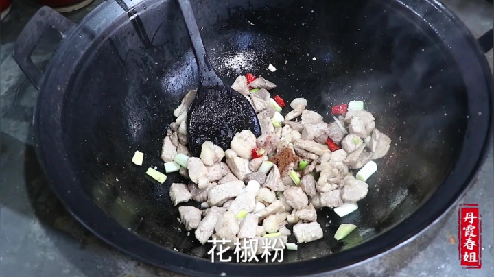 《漂亮娘们儿美食记》109_农收季节，春姐做猪肉烩粉条改善伙食，弟弟说干完活这么吃真过瘾