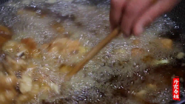 《漂亮娘们儿美食记》87_春姐做家常版辣子鸡，麻辣香酥，弟弟说这样切大块吃着太过瘾了