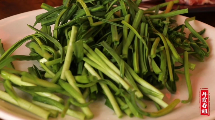 《漂亮娘们儿美食记》276_春日美食家，春姐做名吃猪肉翘板粉，烩25厘米宽粉，吃的好瘾了