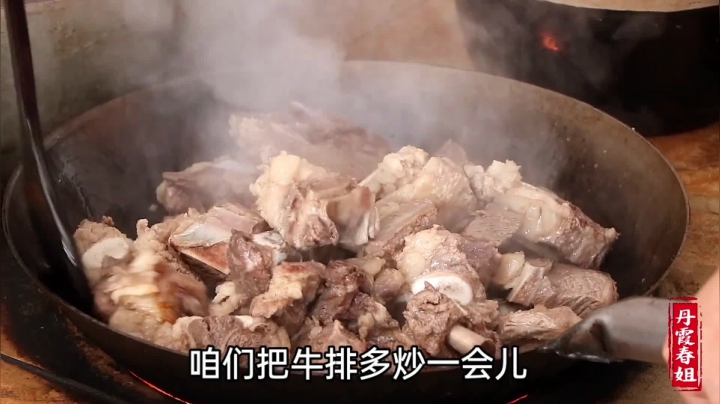 《漂亮娘们儿美食记》71_春姐做红烧牛排焖饼，弟弟说这种创新菜第一次吃，大厨吃了也佩服