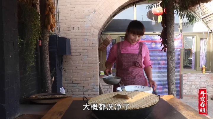 《漂亮娘们儿美食记》240_钓了6条鲫鱼，春姐熬了满满一锅，2个弟弟用鱼汤泡米饭，吃过瘾了