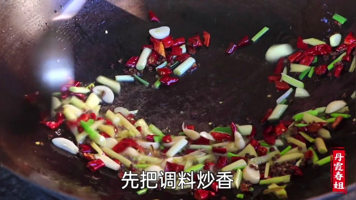 《漂亮娘们儿美食记》173_表弟带来鸭爪爪，春姐做火锅，大家都说比火锅店的好吃，超级过瘾