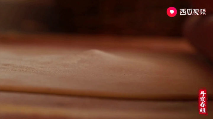 《漂亮娘们儿美食记》340_把豌豆推成面粉，擀成面条烩上腌酸菜，口馋的磊哥一顿吃了5碗