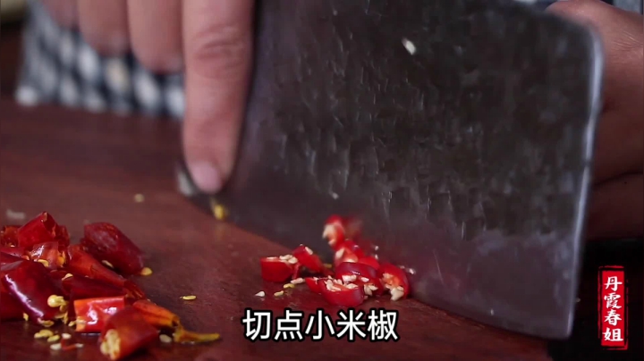 《漂亮娘们儿美食记》83_春姐教你做酸菜肉丝面，酸爽开胃吃着过瘾，比老坛酸菜面还好吃