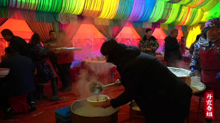 《漂亮娘们儿美食记》314_陕北农村出嫁女儿真豪气，这才叫酒席，一锅炖14只羊，2头300斤猪