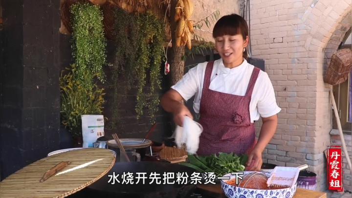 《漂亮娘们儿美食记》238_春姐教你荞面新吃法，摊了20张煎饼卷凉菜，吃的一张不剩，过瘾