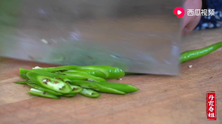 《漂亮娘们儿美食记》315_过年菜怎么能少了“香酥虾”春姐这种做法，简单易学，家人都爱吃