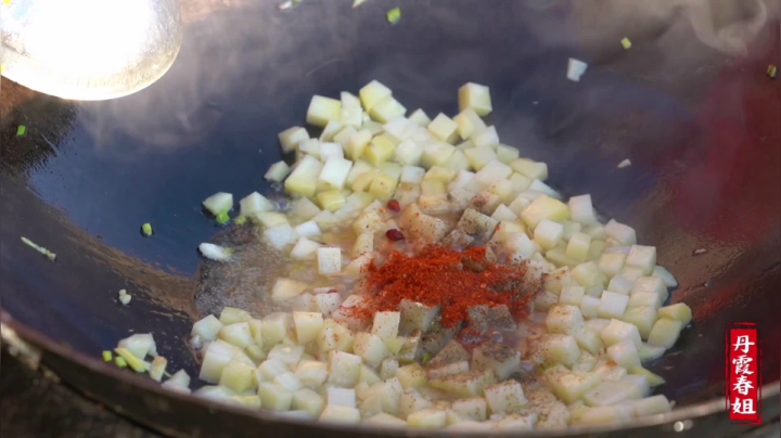 《漂亮娘们儿美食记》299_春姐教你做陕北特色美食抿节，杂粮味美，磊哥一次吃4碗，还想吃