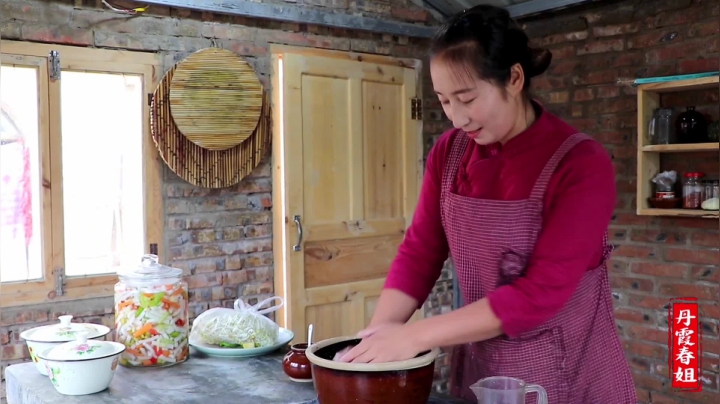 《漂亮娘们儿美食记》143_春姐做特色油泼面，两手一扯，撒上辣面热油一泼，大人小孩都爱吃