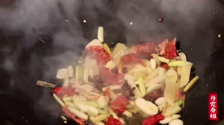 《漂亮娘们儿美食记》72_春姐做陕北特色猪尾勾鸡，姐弟三吃的有说有笑，隔着屏幕都感觉香