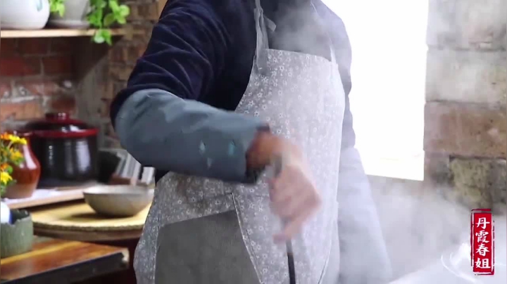 《漂亮娘们儿美食记》94_弟弟买大羊排，春姐做麻辣味，香辣不膻，越吃越香，3人吃过瘾了