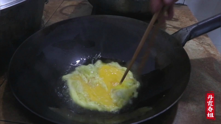 《漂亮娘们儿美食记》298_陕北名吃洋芋擦擦，3颗土豆1碗面，待在家中学美食，家人们吃美了