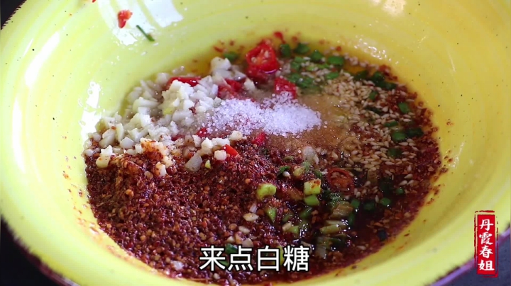 《漂亮娘们儿美食记》111_日常最爱吃的小吃，春姐教你做简单易学的酸辣粉，在家也能过足瘾