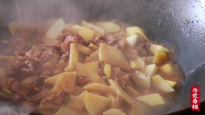 《漂亮娘们儿美食记》351_吃面食不用五花八门，春姐教你最简单的酸菜烩面，吃了五碗还想吃