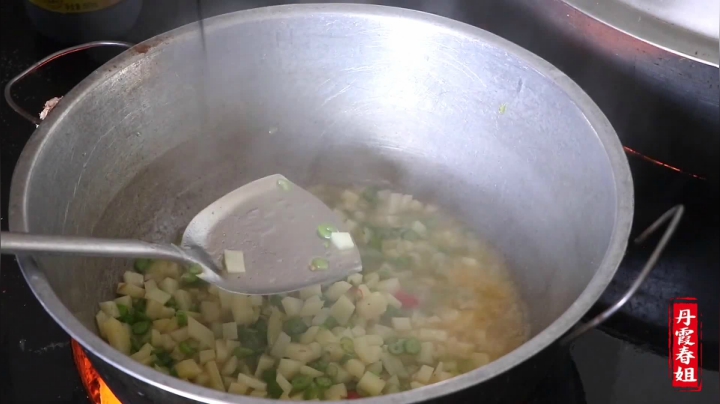 《漂亮娘们儿美食记》174_逛完庙会大姐邀请去她家吃饭，春姐帮忙做特色剁荞面，大家吃美了