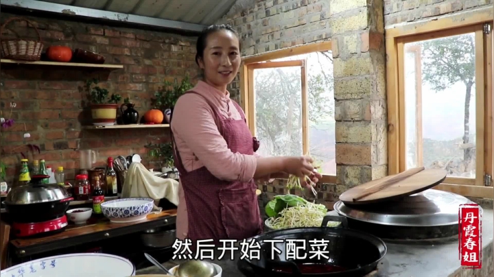 《漂亮娘们儿美食记》145_春姐教你做家庭版水煮肉片，学会就赚了，磊哥：比饭店做的还解馋