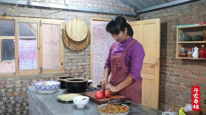 《漂亮娘们儿美食记》169_春姐做酸豆角炒肉沫，弟弟拌着面吃，比酸萝卜还爽脆，吃着真过瘾