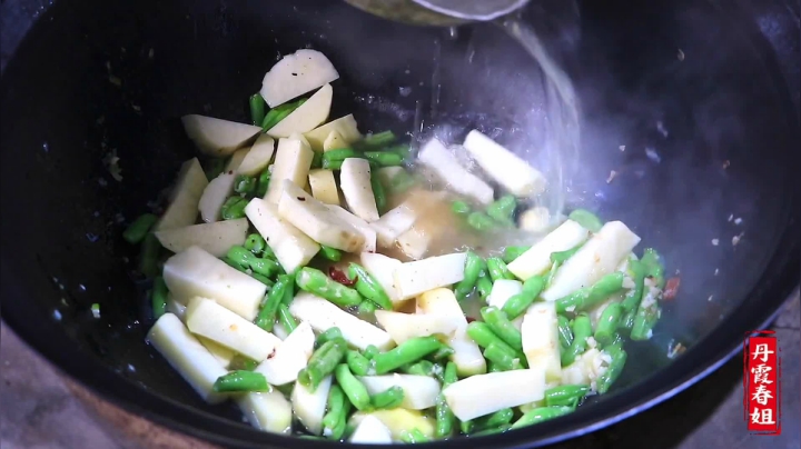 《漂亮娘们儿美食记》180_春姐做陕北特色小炒肉黄米饭，粗粮加点肉，营养美味，馋到磊哥了