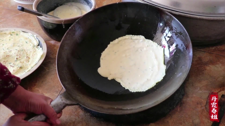 《漂亮娘们儿美食记》285_5个鸡蛋一碗面，筷子一搅拌，30秒一张鸡蛋软饼，全家都爱吃