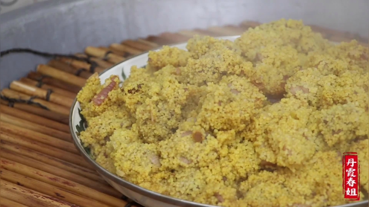 《漂亮娘们儿美食记》52_春姐做小米蒸肉，粗粮搭着五花肉，俩弟弟馋的停不下嘴，太过瘾了