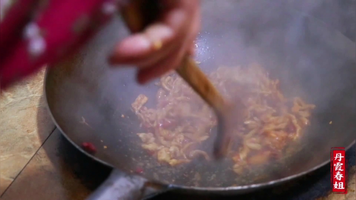 《漂亮娘们儿美食记》322_蒜苔炒肉好吃，春姐教你个小技巧，弟弟说学会了，媳妇就有着落了