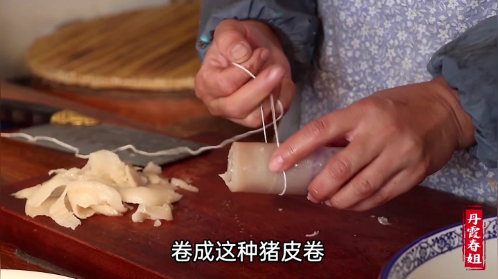 《漂亮娘们儿美食记》82_家里的猪皮千万别丢，春姐教你做麻辣猪皮，不油不腻，吃着真过瘾