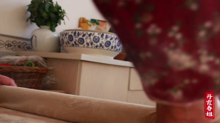 《漂亮娘们儿美食记》335_陕北特色小吃杂面，一擀杖下去面薄如纸，浇上猪肉臊子，口口溢香