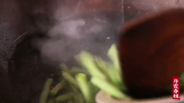 《漂亮娘们儿美食记》317_过年非常受欢迎的菜豆角烧茄子，春姐教你家常做法，喜欢的参考下