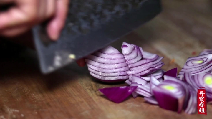 《漂亮娘们儿美食记》284_春姐好厉害，做的干锅土豆片，比肉还好吃，磊哥是越吃越多了