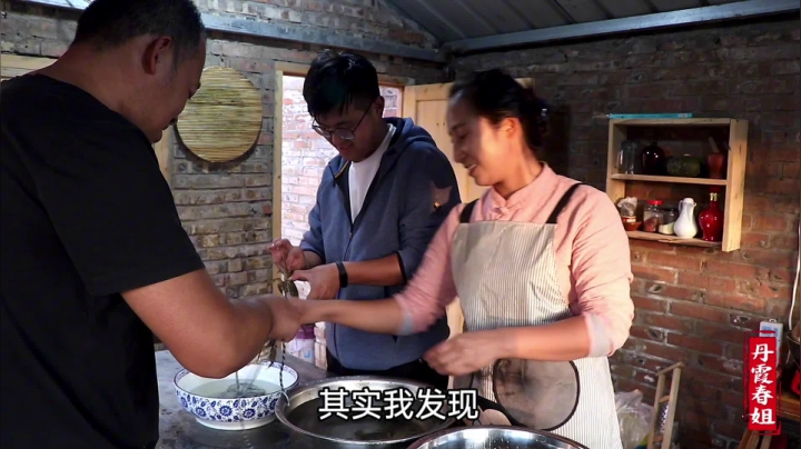 《漂亮娘们儿美食记》157_收到网友寄的大闸蟹，春姐一锅清蒸着吃，蟹肥黄大，三人吃过瘾了