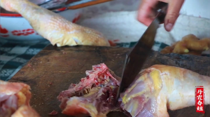 《漂亮娘们儿美食记》198_嫂子家准备了土鸡，春姐做肉勾鸡，一家人围一圈边吃边聊，真好吃