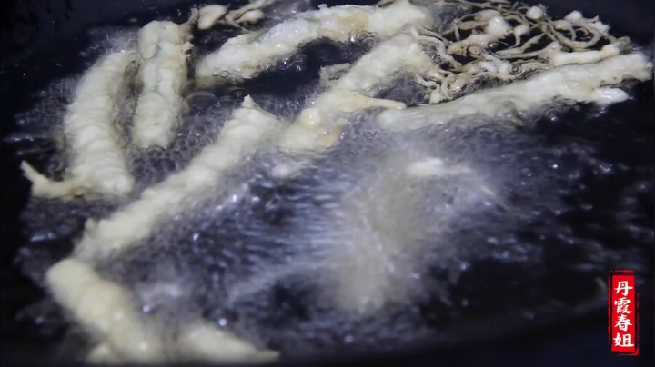 《漂亮娘们儿美食记》7_春节大鱼大肉吃腻了，来点素菜，春姐教创新吃法干炸豆角，真解馋