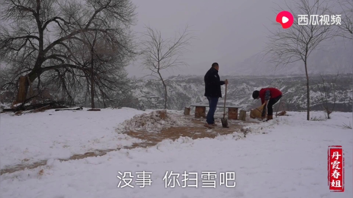 《漂亮娘们儿美食记》323_天空飘着大雪，3个人坐在山头吃火锅，体验过的都后悔了