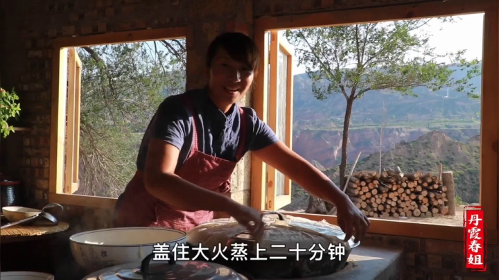 《漂亮娘们儿美食记》216_重启：春姐做陕北特色美食洋芋擦擦，弟弟拌肉酱吃了3碗还想吃