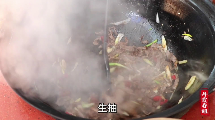 《漂亮娘们儿美食记》43_春姐做驴肉盖米饭，驴肉不愧和龙肉齐名，配上黄米饭神仙看了都馋