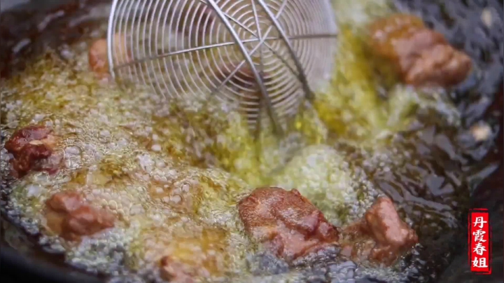 《漂亮娘们儿美食记》275_春日美食家：春姐把家里9斤排骨干炸，坐小院里喝酒吃肉，真过瘾