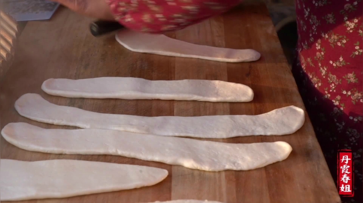 《漂亮娘们儿美食记》300_陕西名吃油泼面，食材简单，容易上手，春姐这样做出来，比肉都香